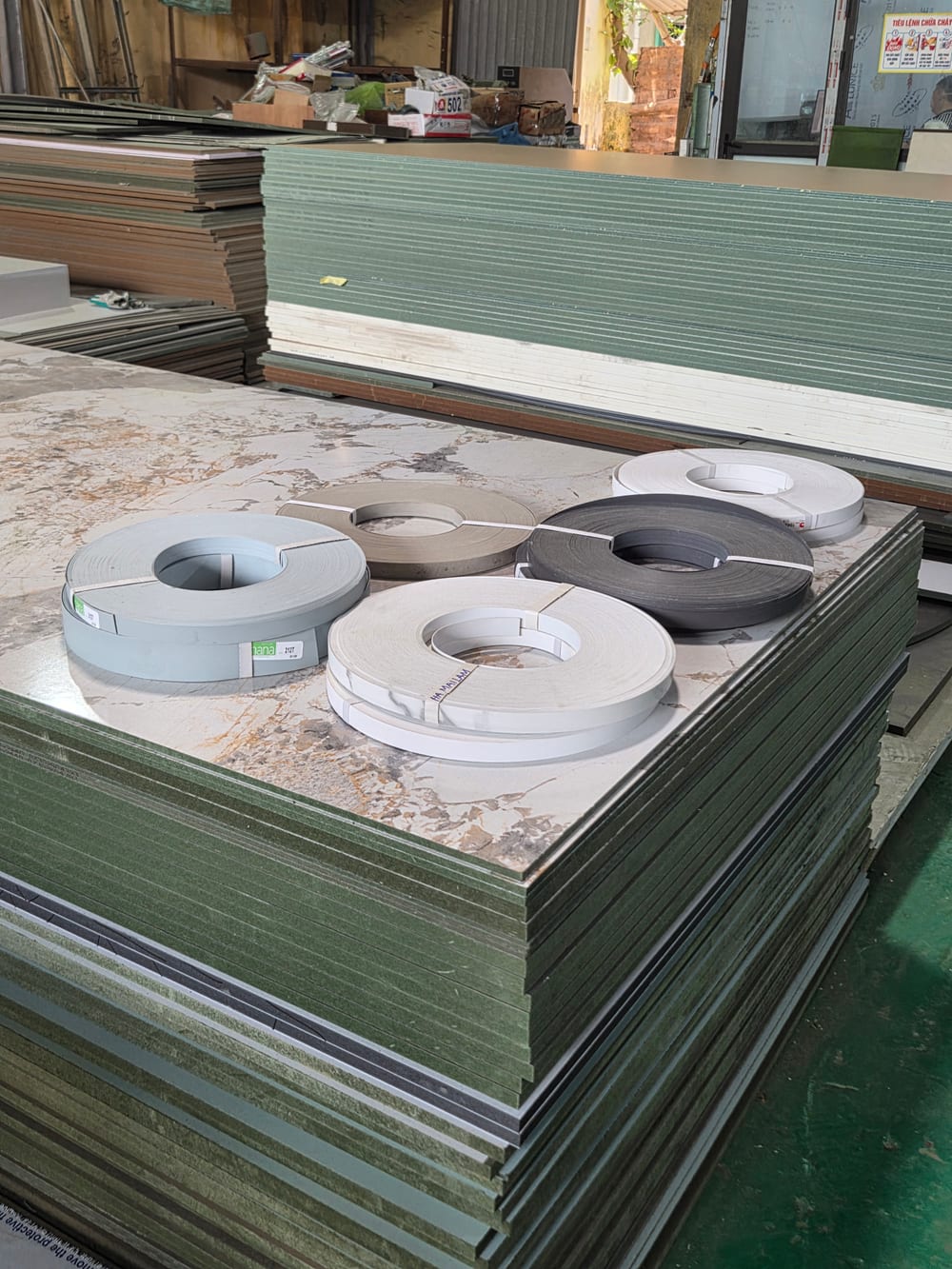 Ván MDF lõi xanh chống ẩm và cuộn dán cạnh tại xưởng